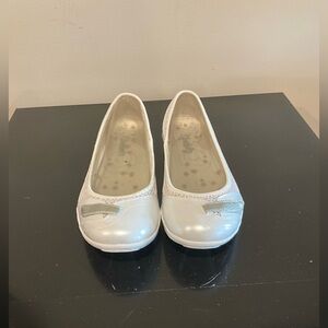 NIB Skechers White Shoes with Bow Accent Size 8.5